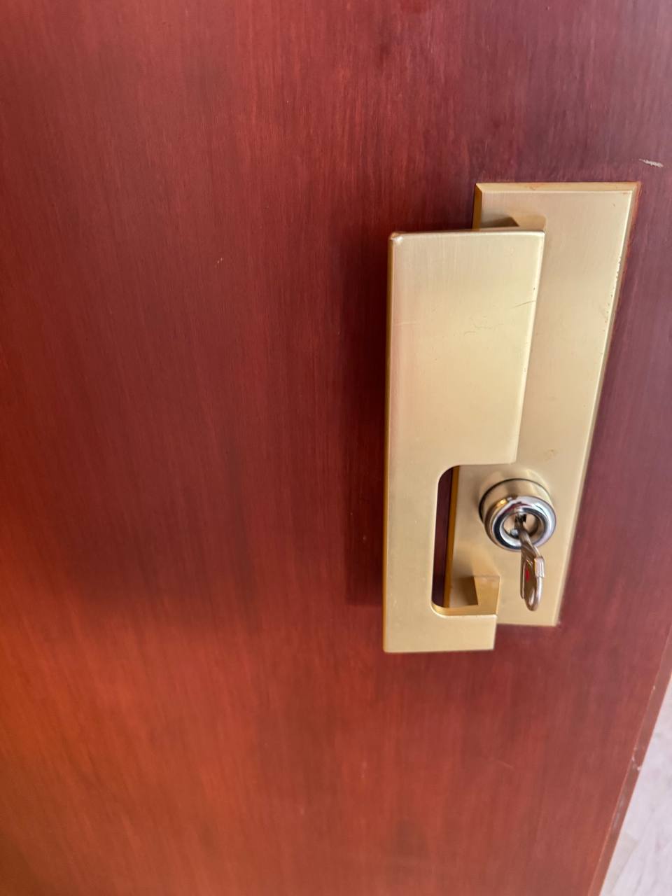 Veiligheidsbeslag op houten deur
